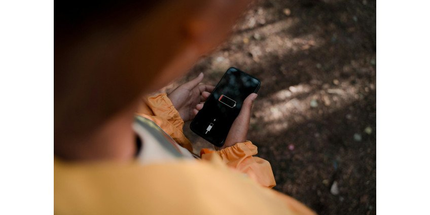 Maximizing Your Smartphone Battery Life While Traveling: Essential Tips for Data and Device Management
